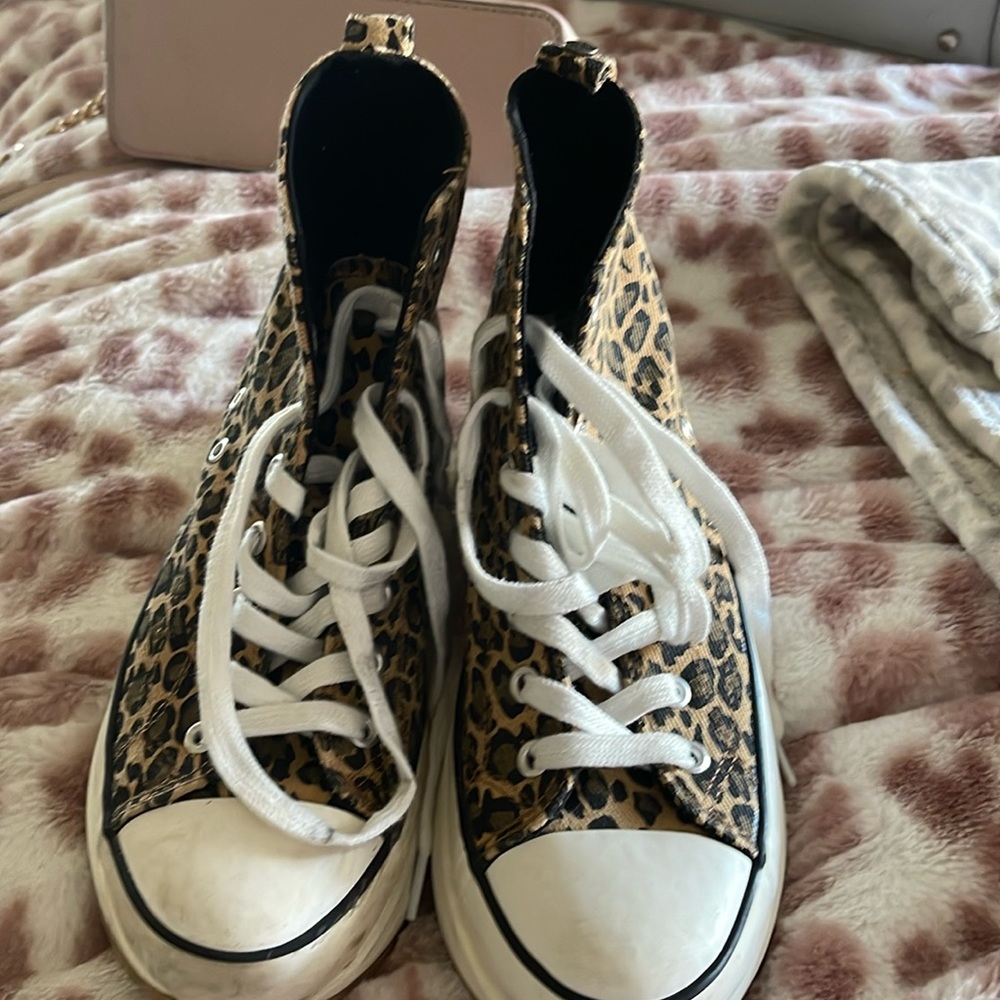 Women’s tennis shoes